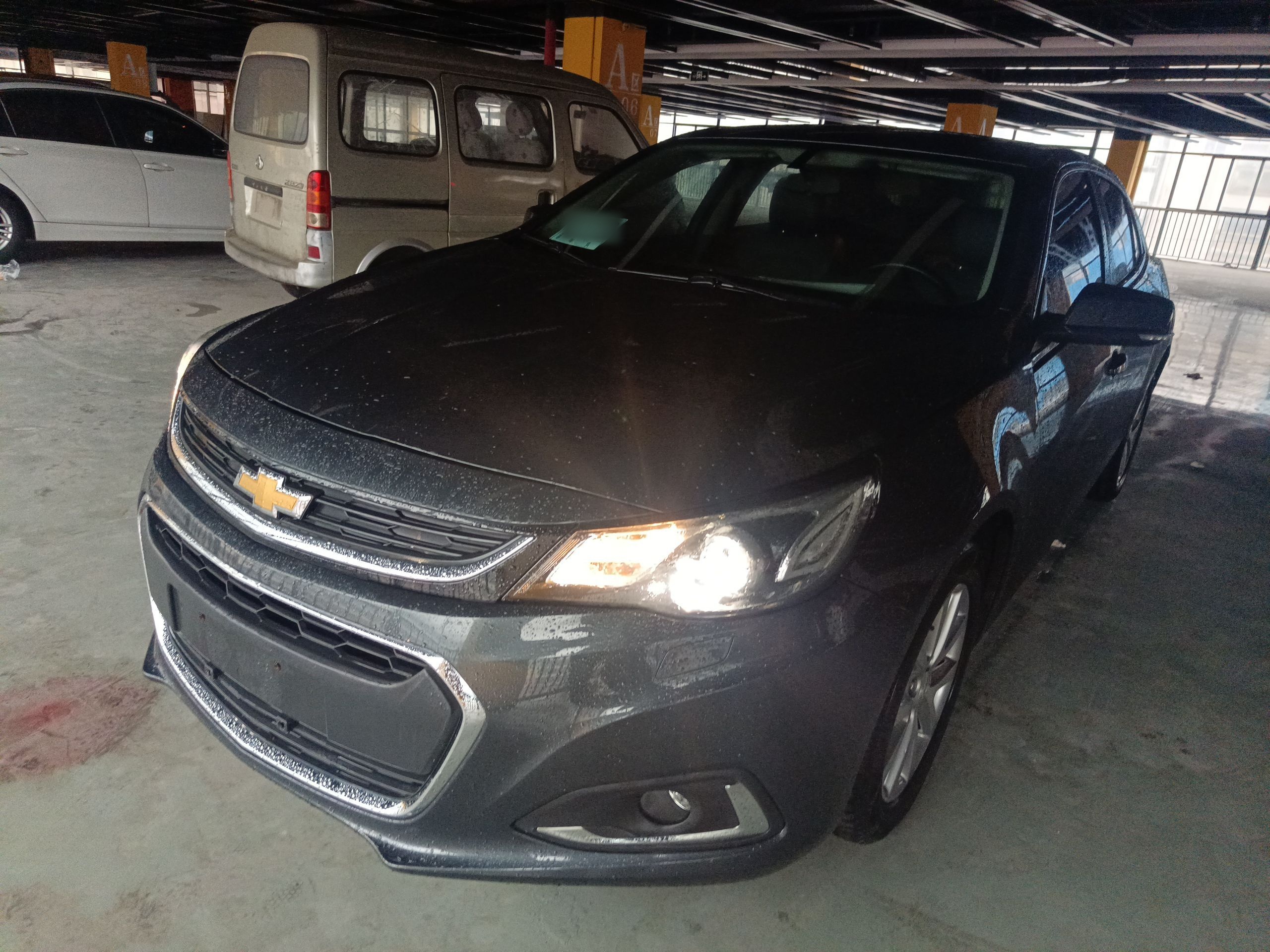 تحت مقدمة السيارة