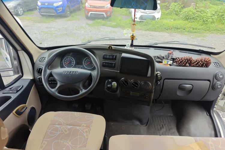 Used Iveco Power Daily 2017 2.5T Classic A32 Mid-Roof 6-7 Seater Bus 47Z5 Center Console