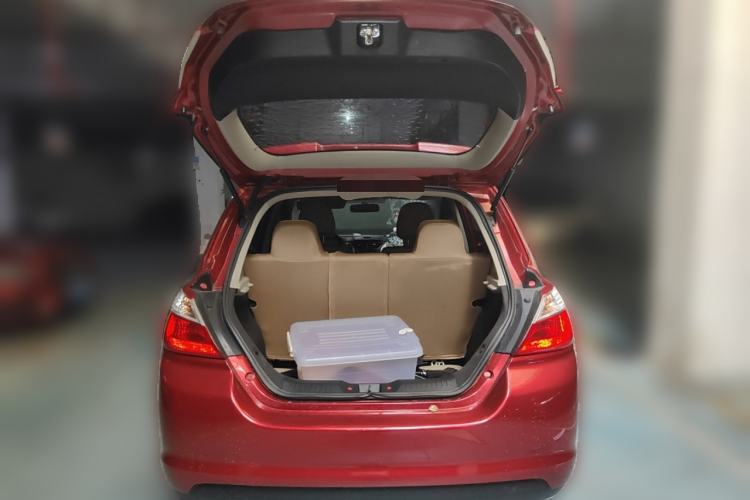 Used Venucia R50 2015 1.6L Automatic Fashion Edition
