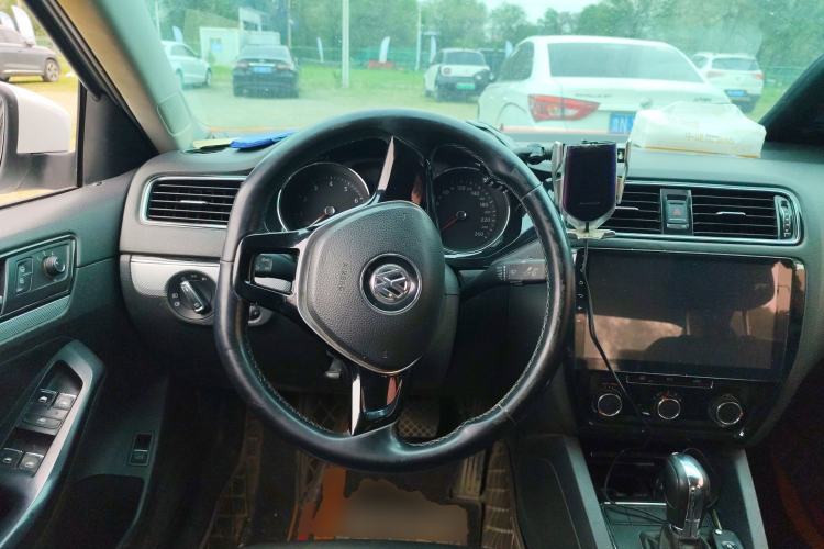 Used Volkswagen Sagitar 2015 1.6L Automatic Comfort Model
