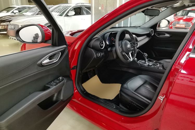 Used Alfa Romeo Giulia 2017 2.0T 200HP Luxury Edition
