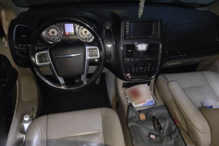 Used Chrysler Grand Voyager 2013 3.6L Luxury Edition Center Console