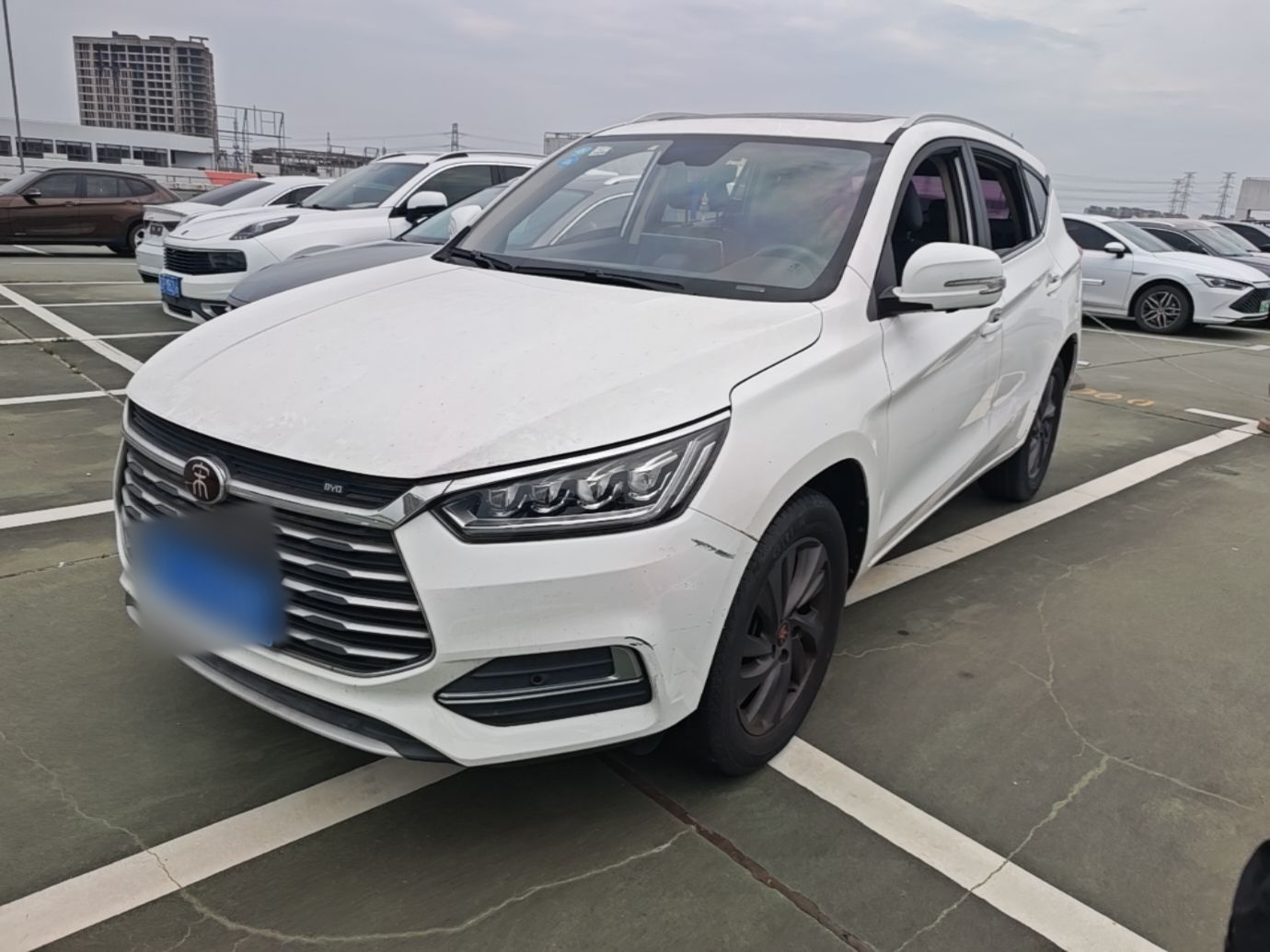 Под передней частью автомобиля