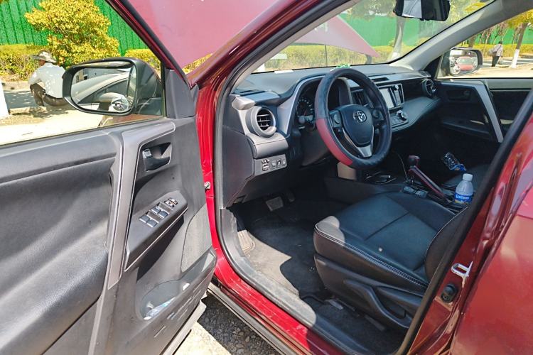 Used Toyota RAV4 2016 2.0L CVT Two-Wheel Drive Fashion Edition China V Standard
