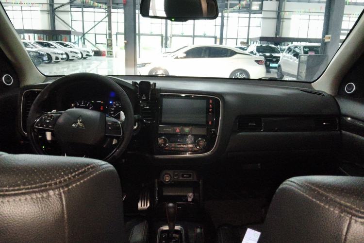 Used Mitsubishi Outlander 2016 2.4L 4x4 Luxury Edition 7-Seater
