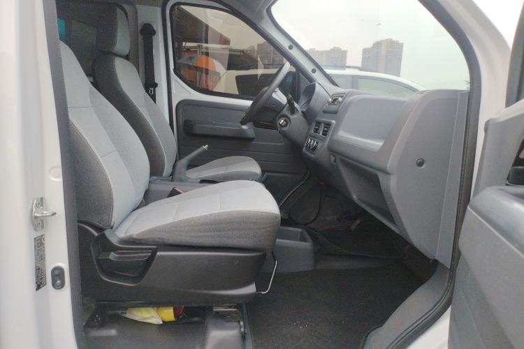 Used Wuling Yangguang 2024 300KM Comfort Version Passenger Van 75kW
