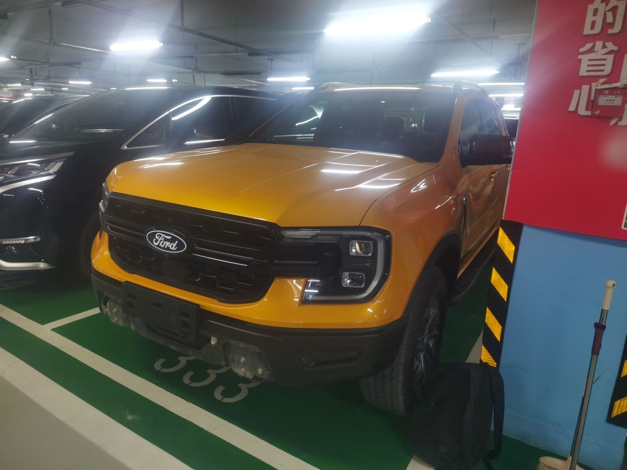 Под передней частью автомобиля