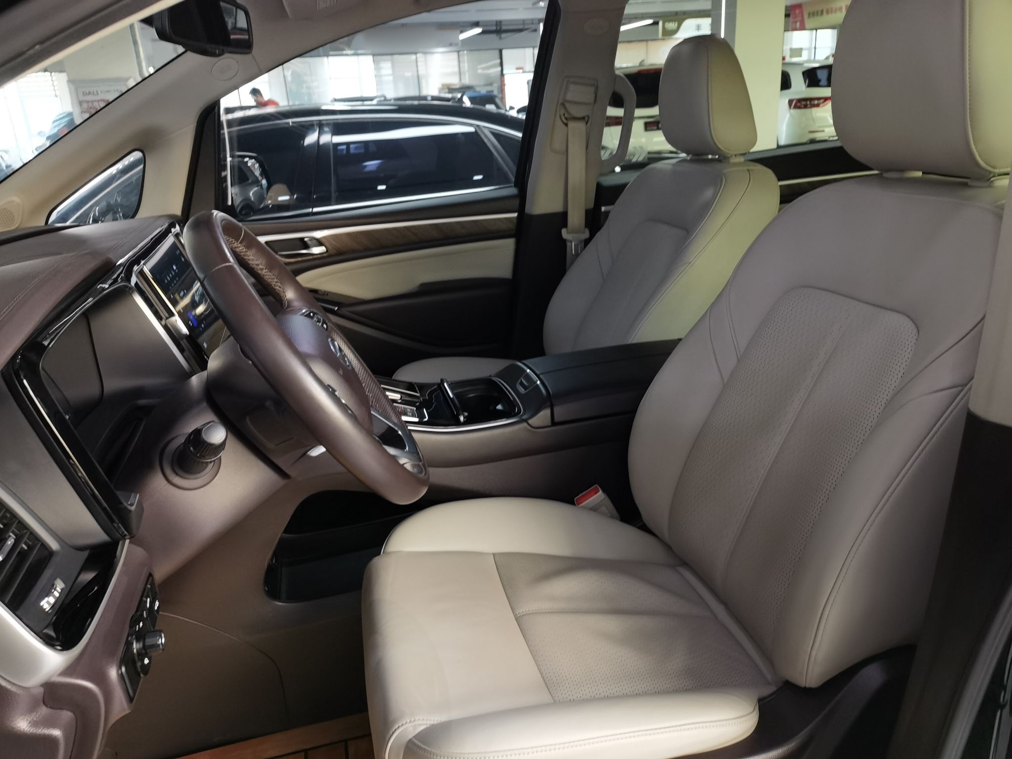 Переднее сиденье в автомобиле