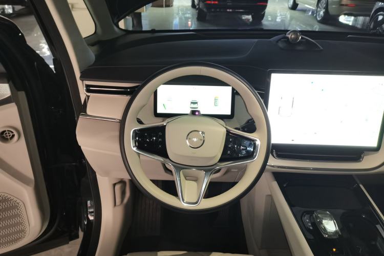 Used Volvo EM90 2025 Ultra Six-Seater Steering Wheel