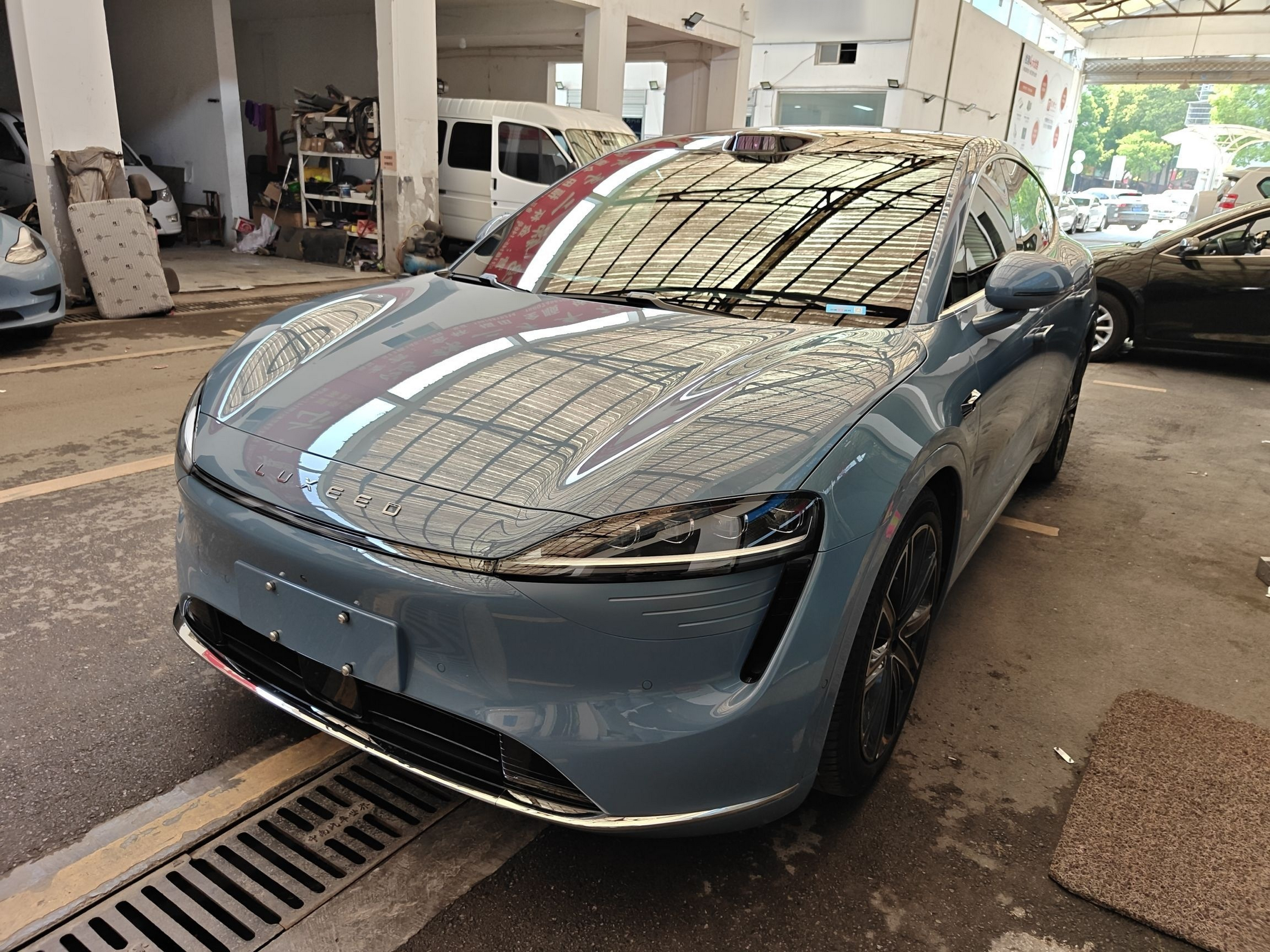 Под передней частью автомобиля