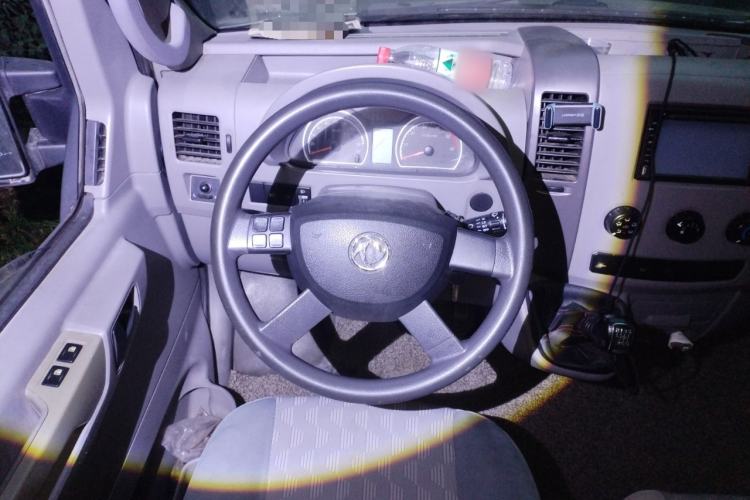 Used Dongfeng Yufeng 2015 2.5T Lingyun Edition Yulibao High-End Long Wheelbase Mid-Roof ZD25 Steering Wheel