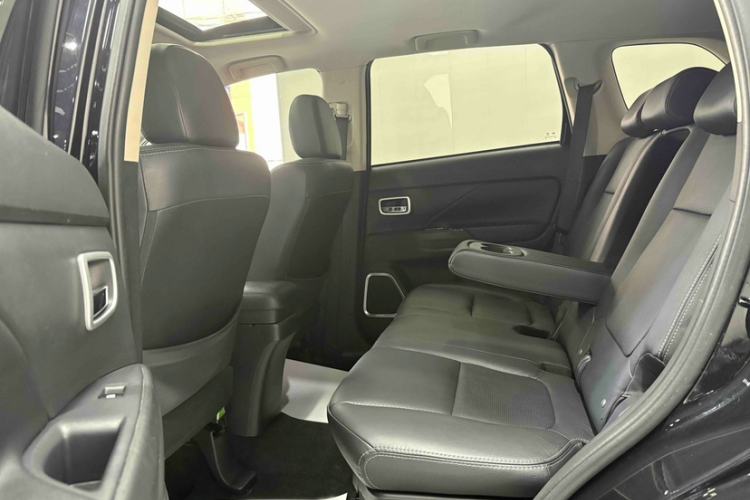 Used Mitsubishi Outlander 2018 2.0L Two-Wheel Drive Glory Edition 5 Seats Interior 7