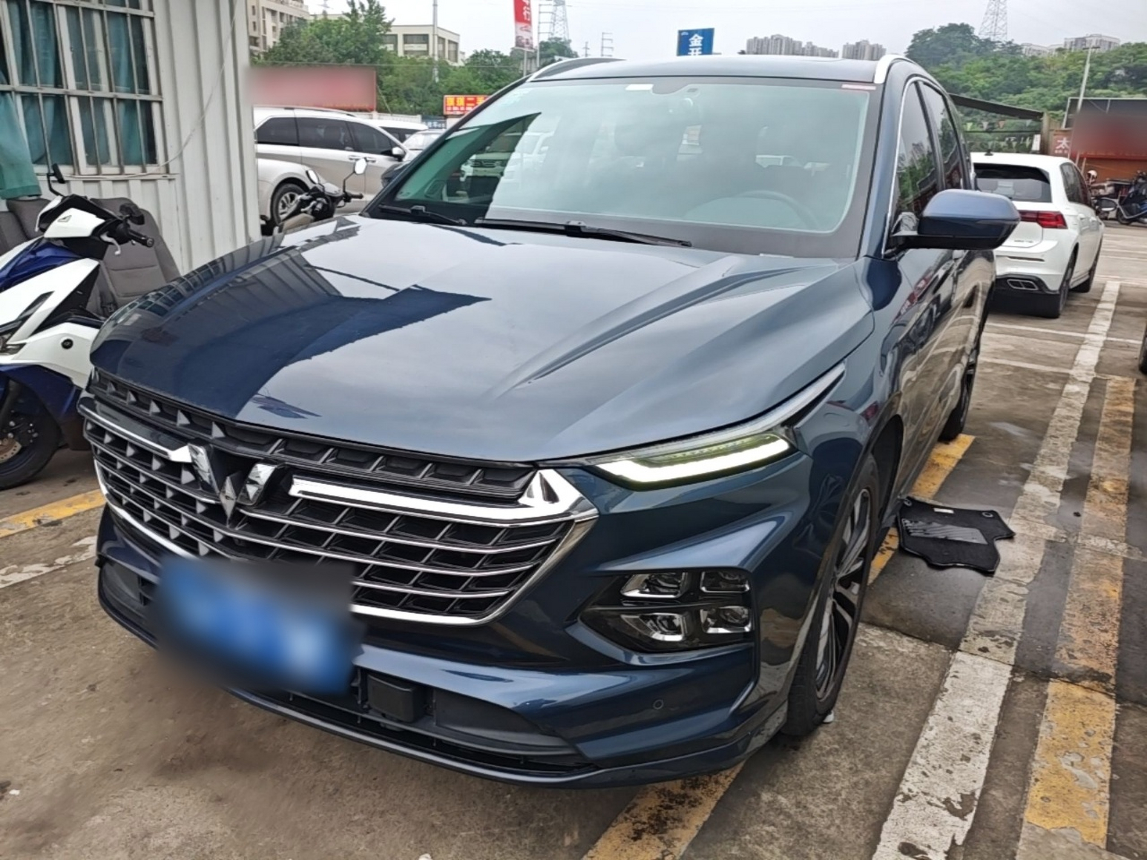Под передней частью автомобиля