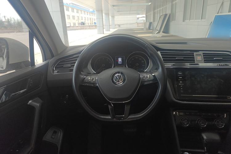 Used Volkswagen Tiguan L 2019 380TSI Automatic All-Wheel Drive Luxury Edition with 7 Seats China VI Standard Steering Wheel