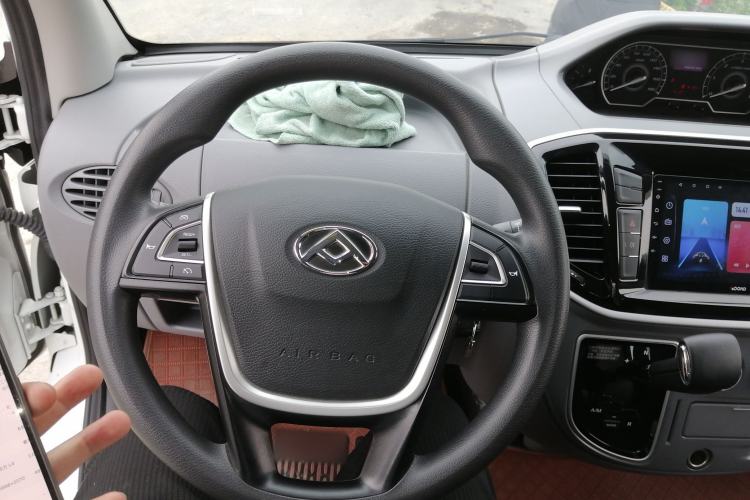 Used SAIC MAXUS Xintu V80 2023 2.0T AMT Classic Aoyuntong Power Version Short Wheelbase Mid-Roof Design 5/6 Seats