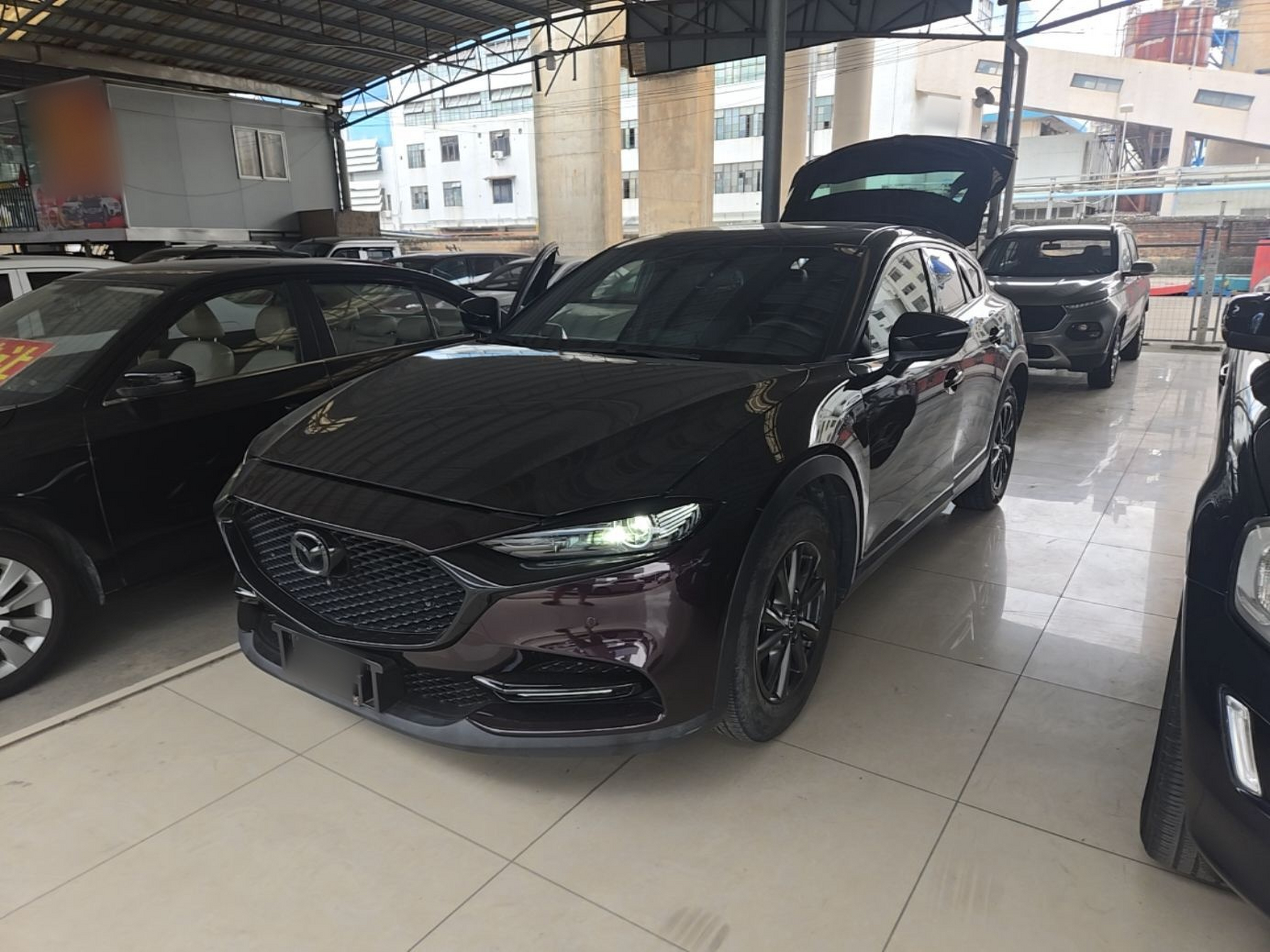 Под передней частью автомобиля