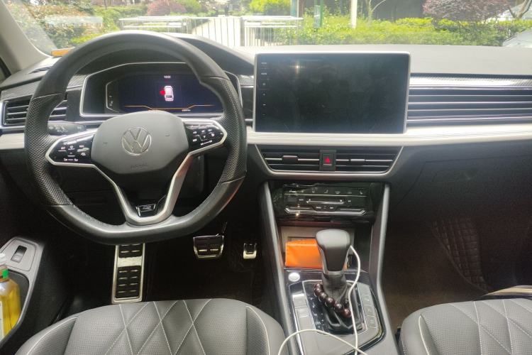 Used Volkswagen Tiguan L 2022 330TSI Automatic Two-Wheel Drive R-Line Enhanced Edition Center Console