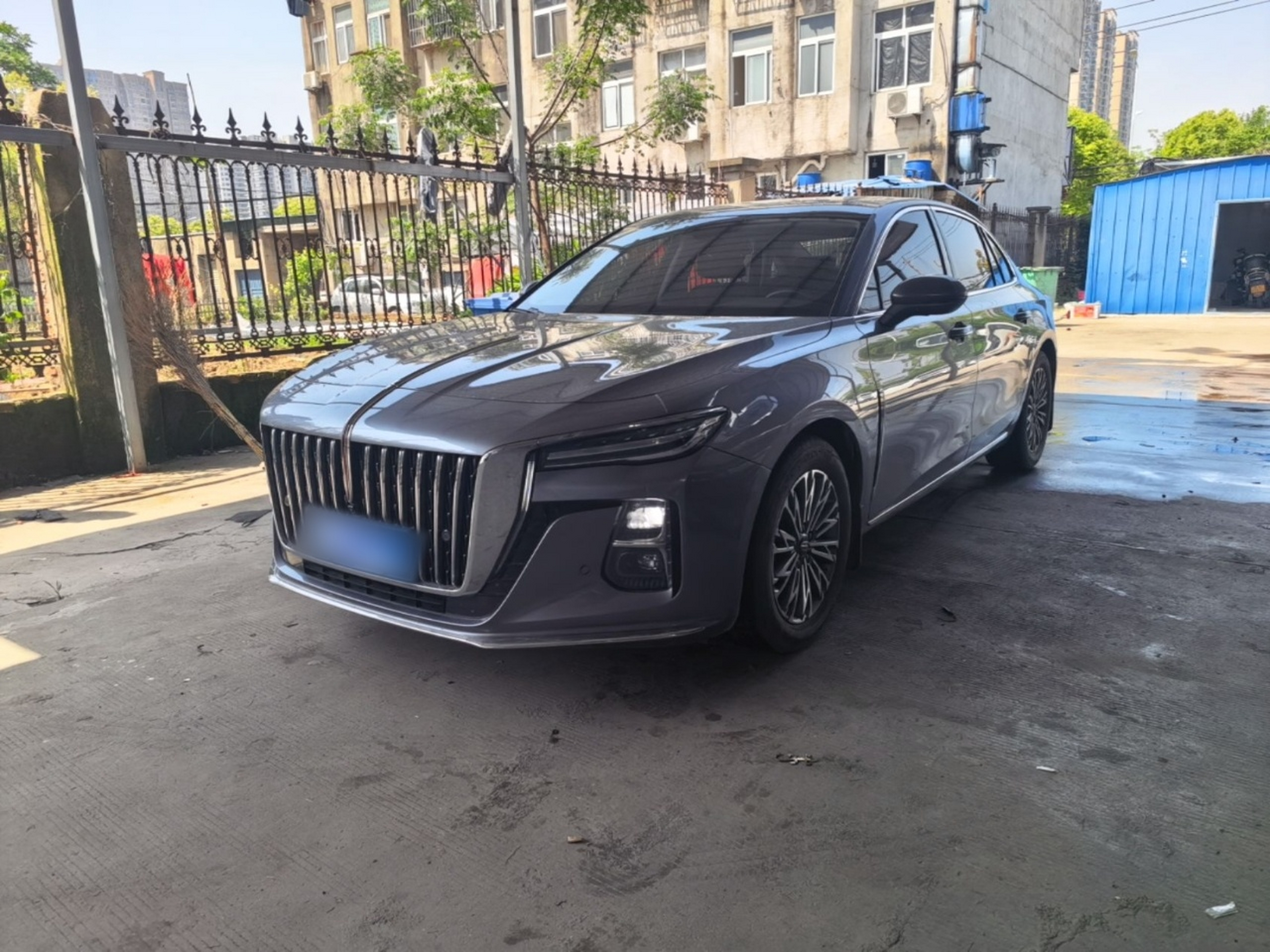 Под передней частью автомобиля
