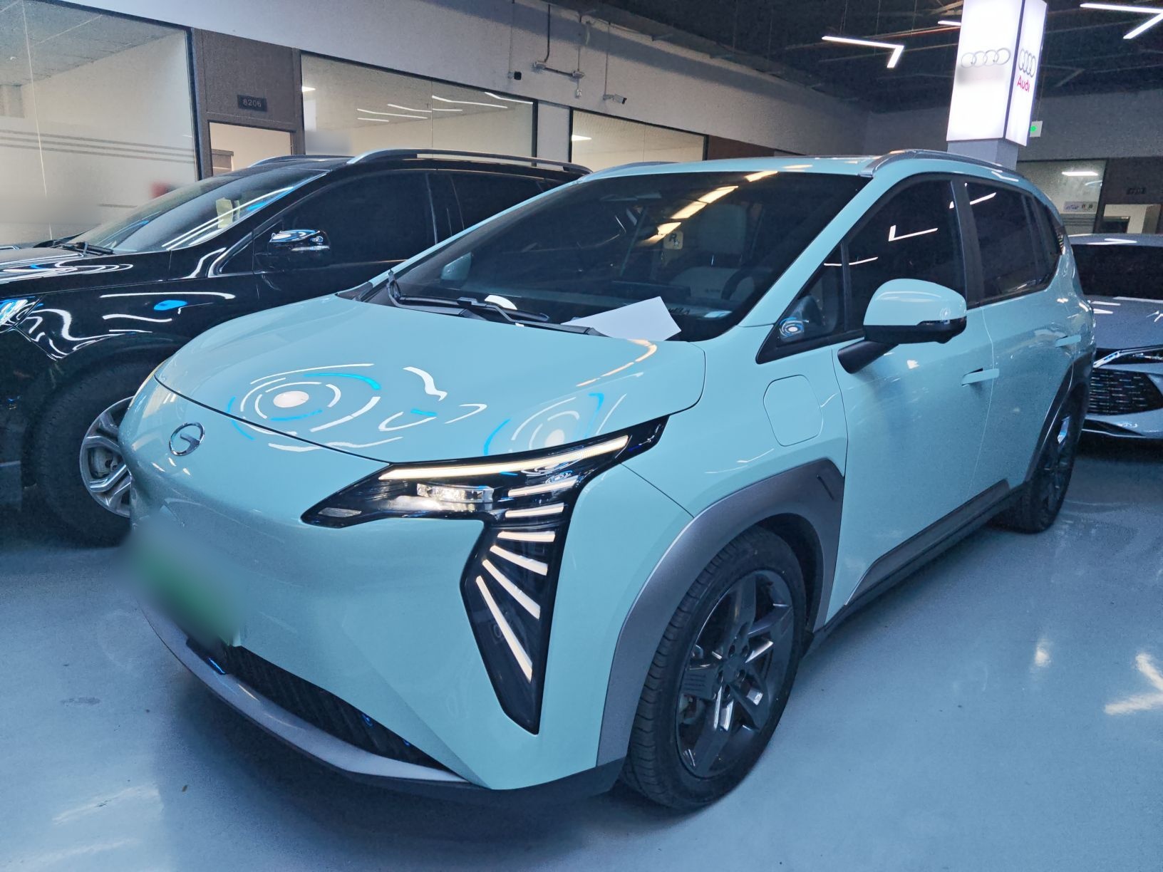 تحت مقدمة السيارة