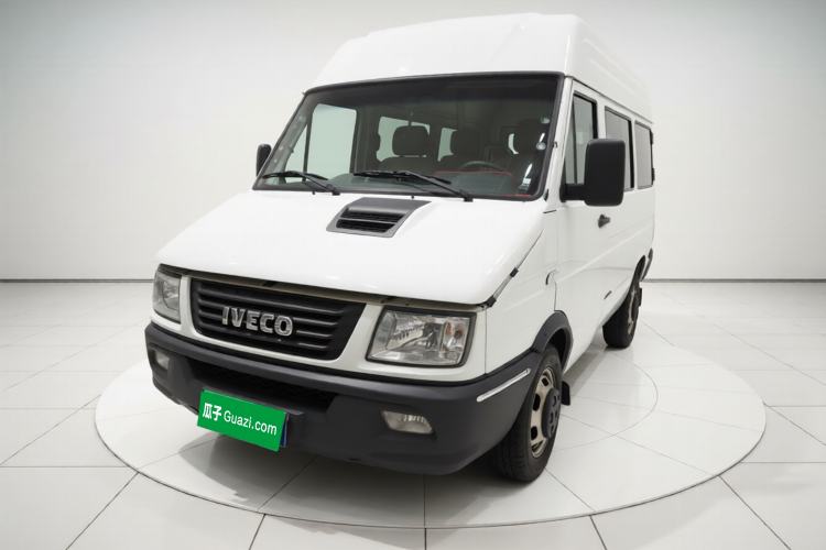 Used Iveco Daily 2021 2.5T A35 M1 Passenger Van 5-9 Seater Short Wheelbase Mid-Roof Design Dual Tires Manual Doors