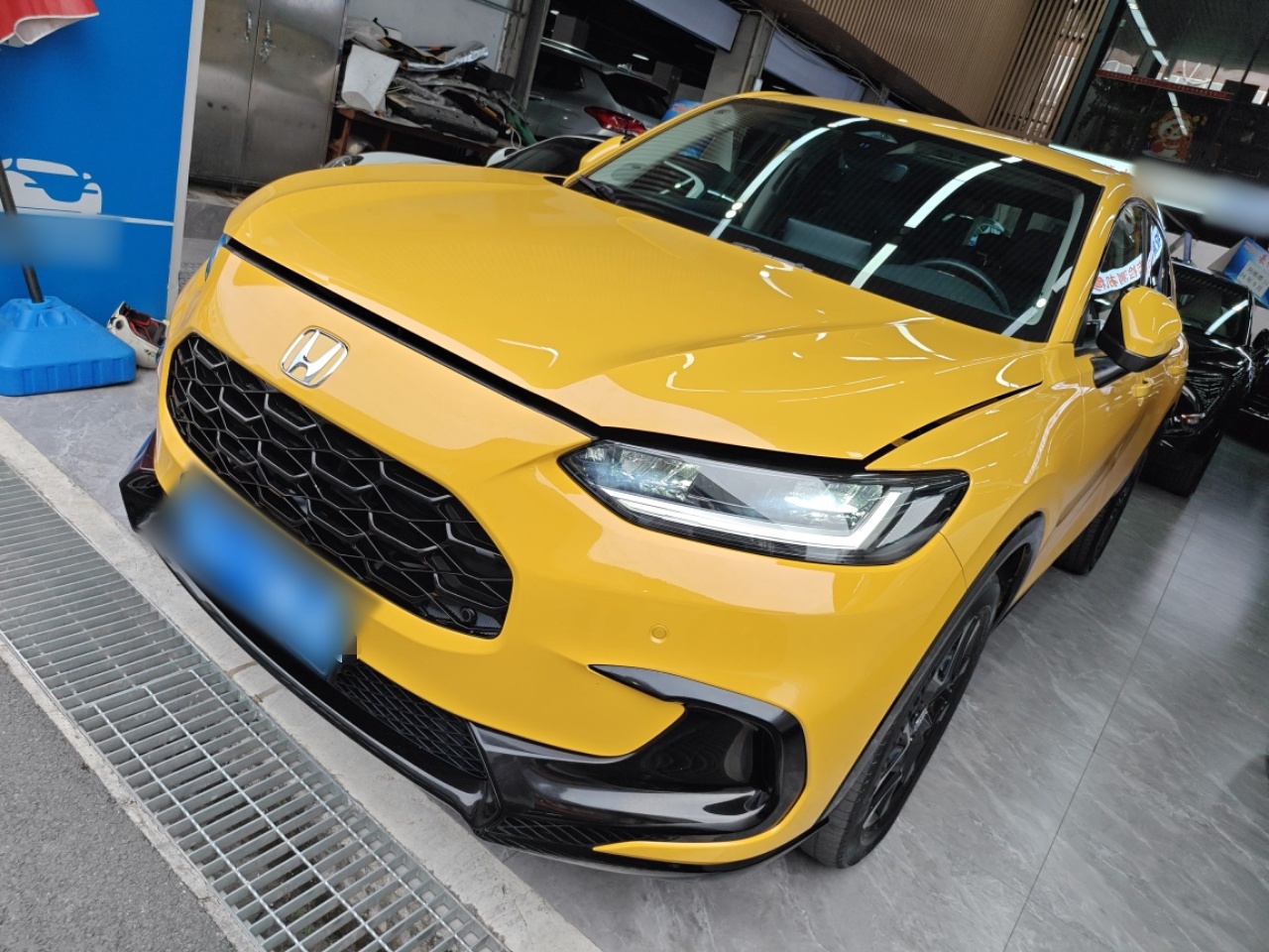 Под передней частью автомобиля