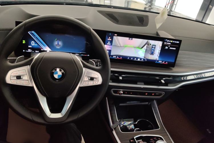 Used BMW X7 2024 xDrive40i Luxury Package – Leading Model Center Console