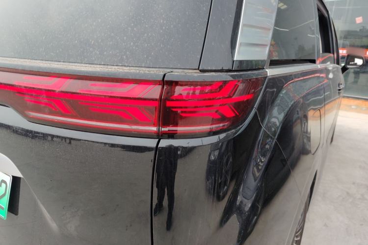 Used Denza D9 2022 DM-i 970 Four-Wheel Drive Flagship Model Right Rear Taillight