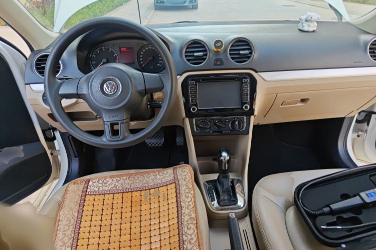 Used Volkswagen Jetta 2013 1.6L Automatic Comfort Model Center Console