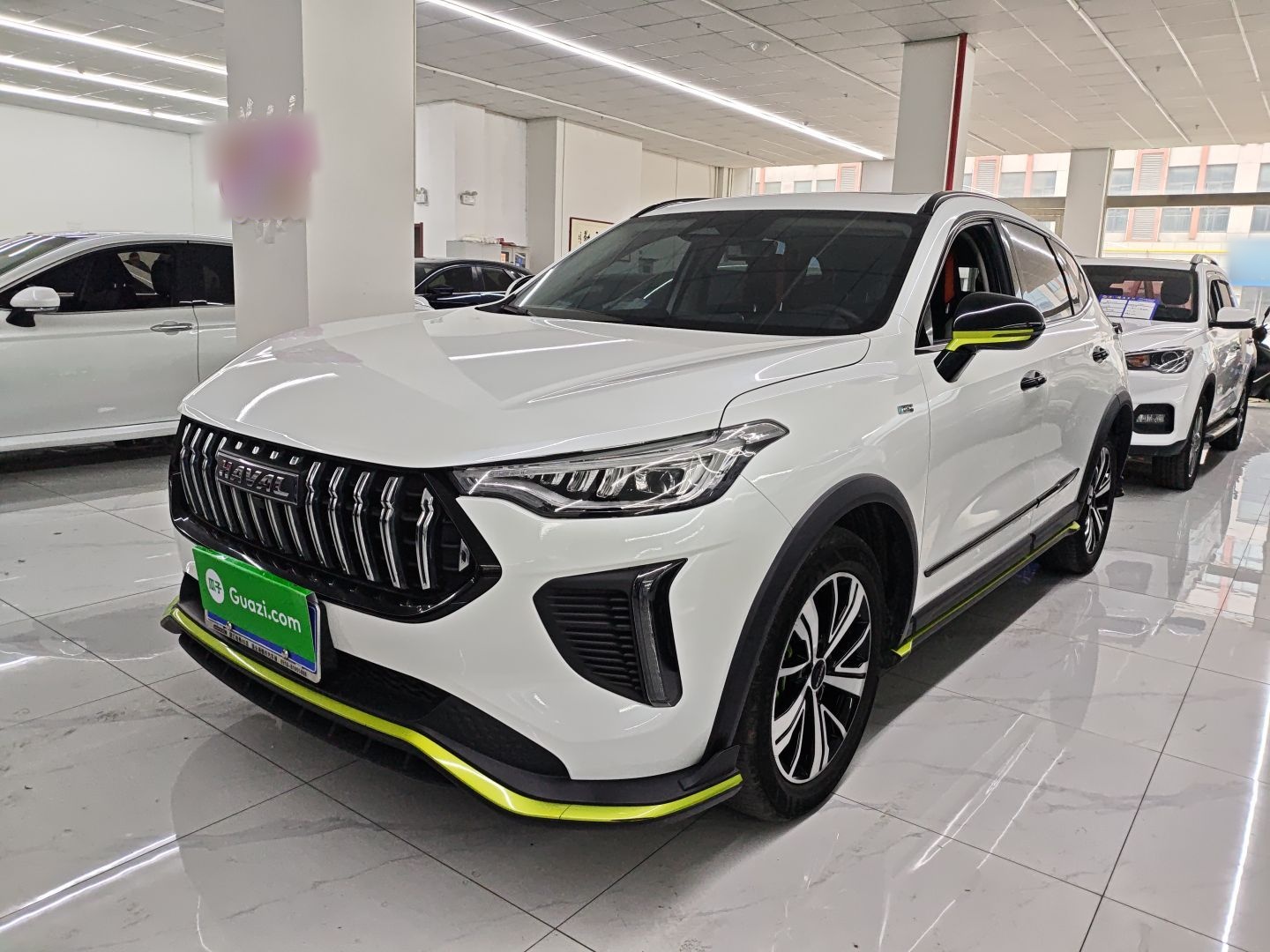 تحت مقدمة السيارة