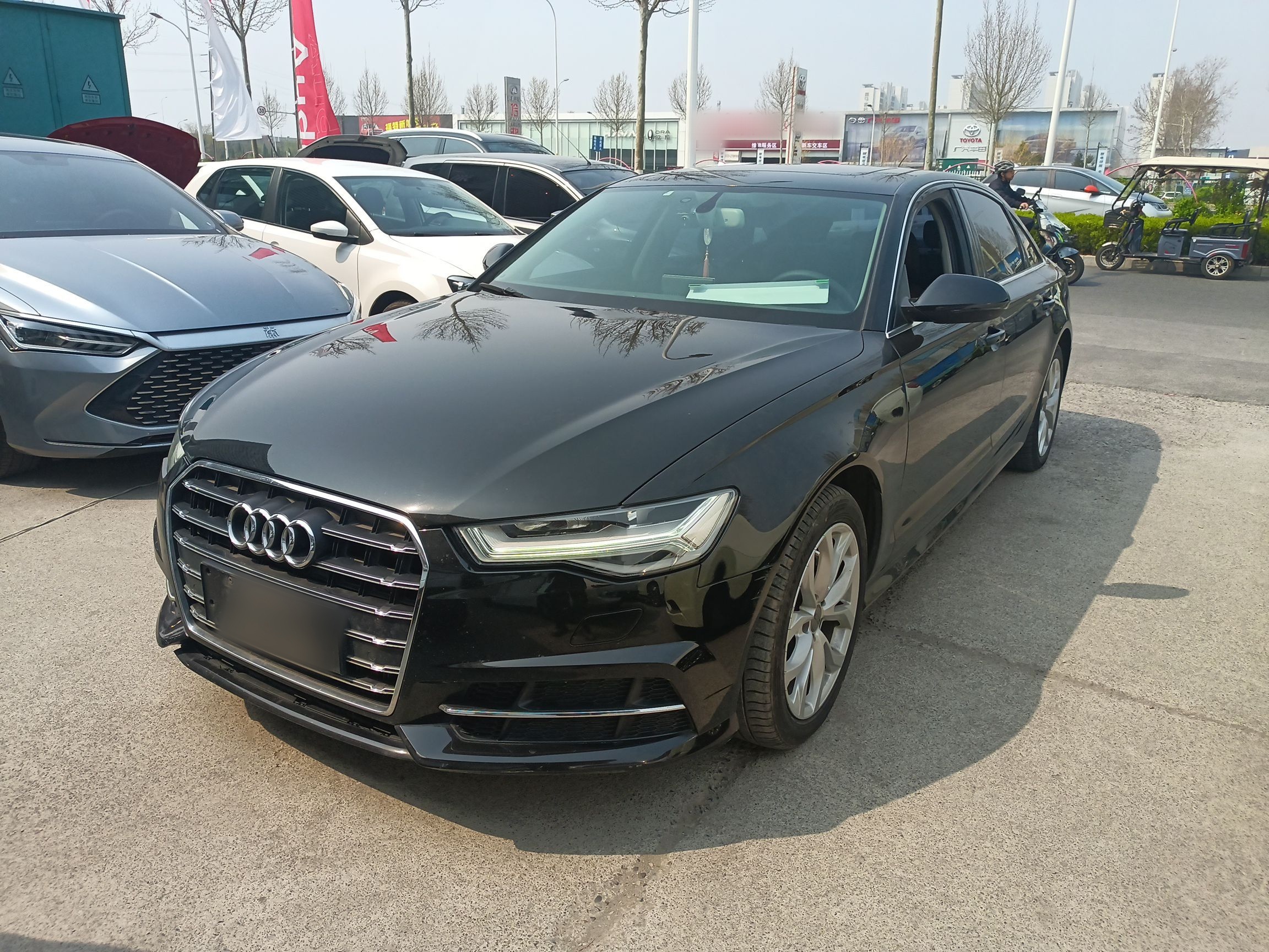 تحت مقدمة السيارة