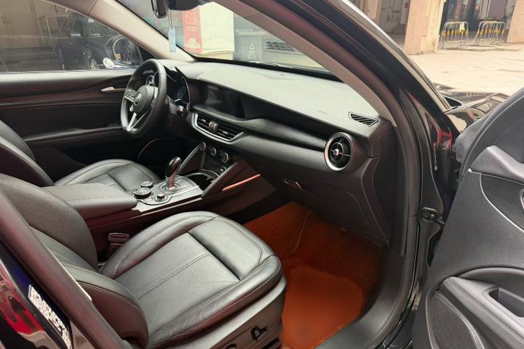 Used Alfa Romeo Stelvio 2017 2.0T 200HP Elite Edition Interior 3