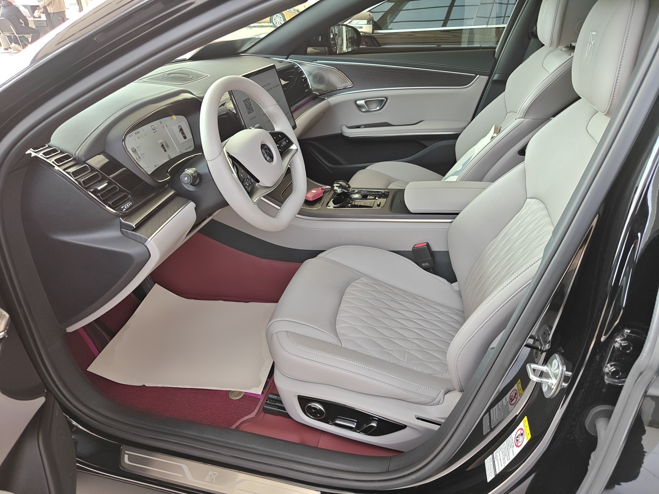 Переднее сиденье в автомобиле