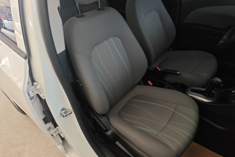 Used Chevrolet Aveo Sonic 2014 Sedan 1.4SL AT Stylish Sunroof Edition Right Front Seat