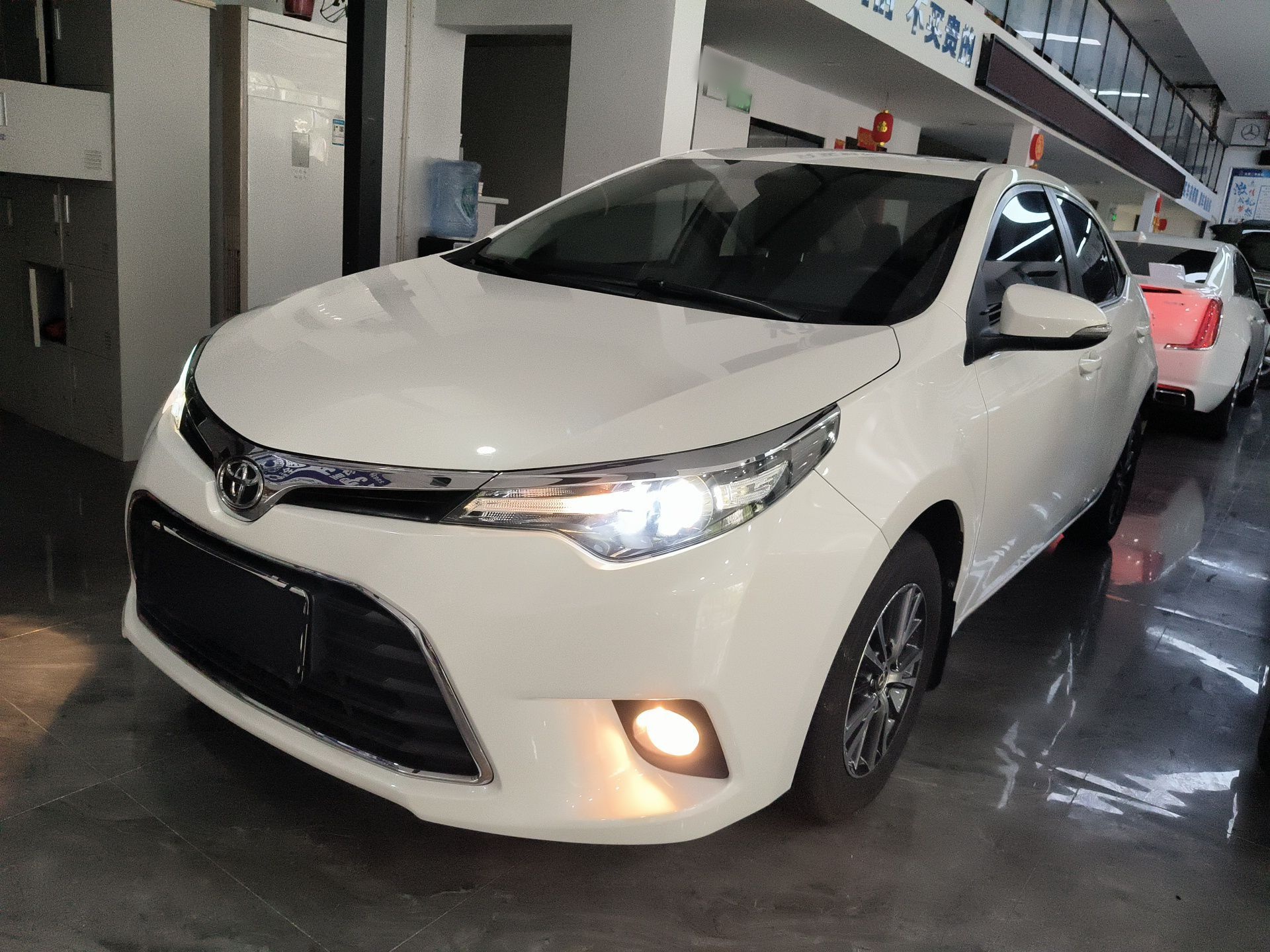 تحت مقدمة السيارة