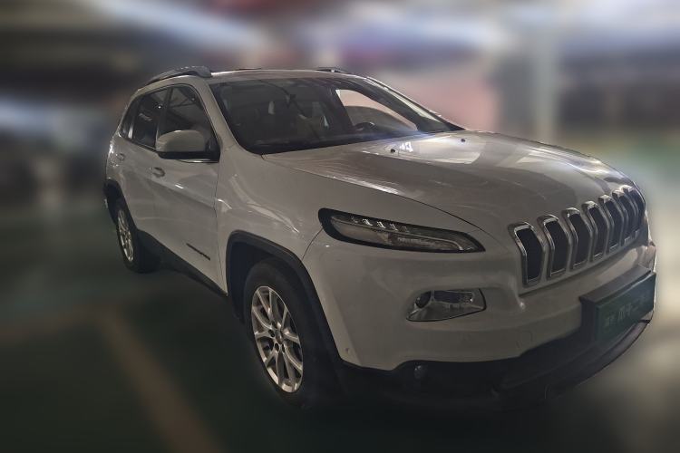 Used Jeep Cherokee 2016 2.0L Superior Edition Front Right 45 Deg