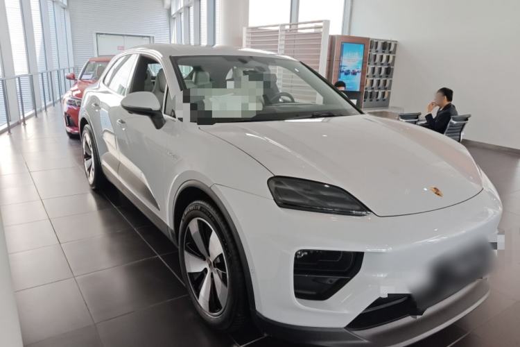 Used Porsche Macan 2024 Macan 4 Front Right 45 Deg