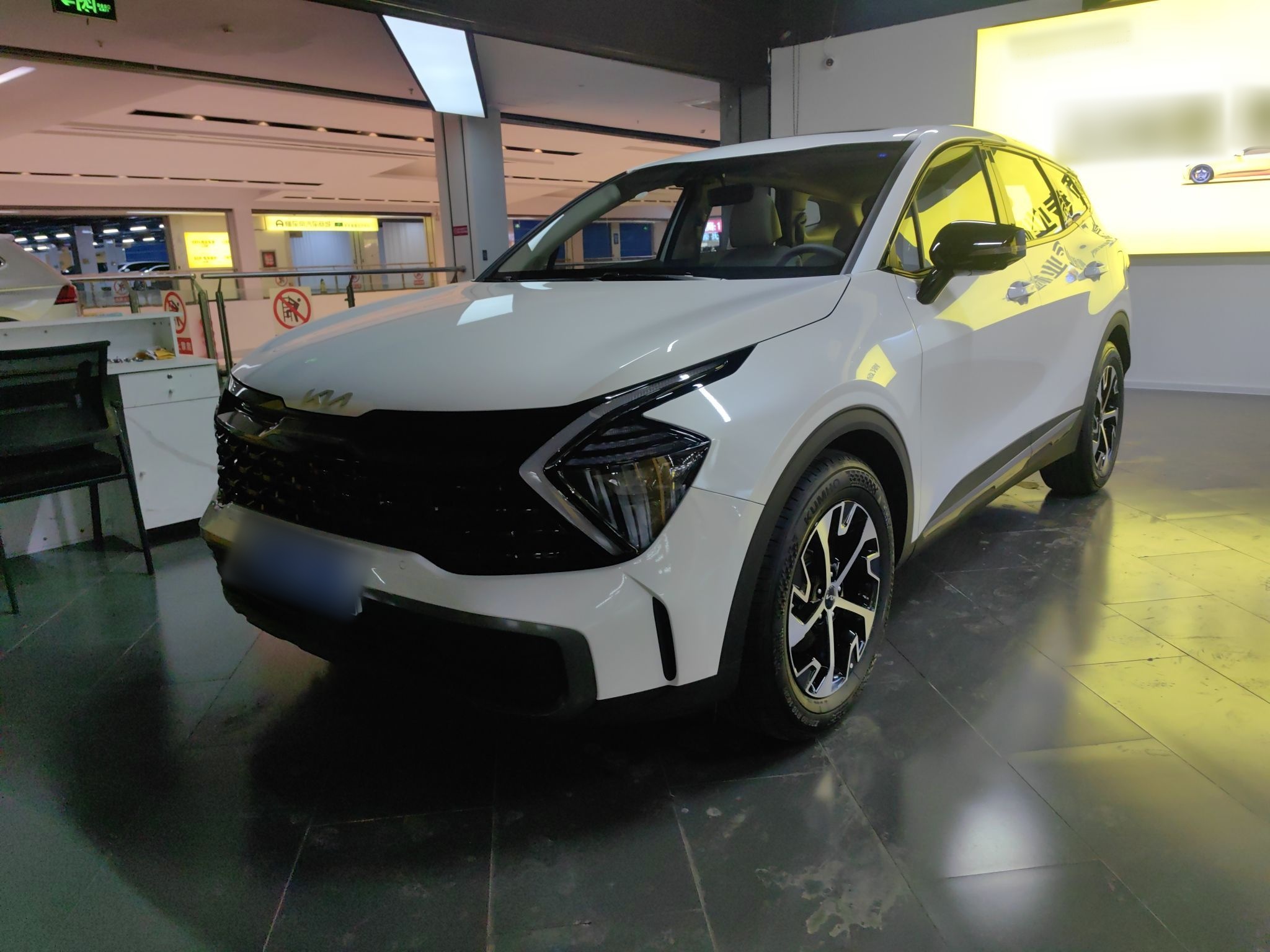 Под передней частью автомобиля