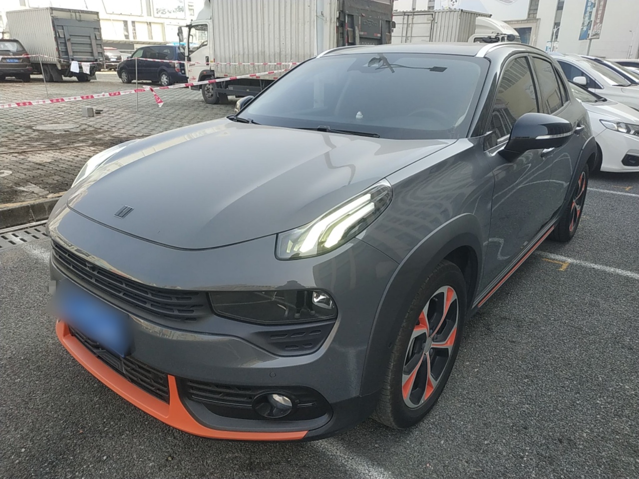 Под передней частью автомобиля