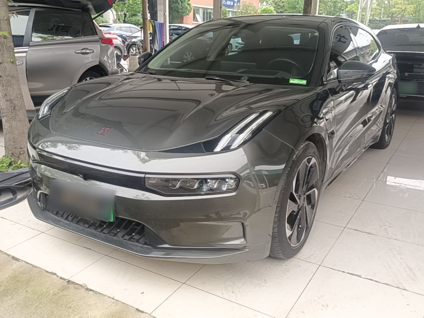 تحت مقدمة السيارة