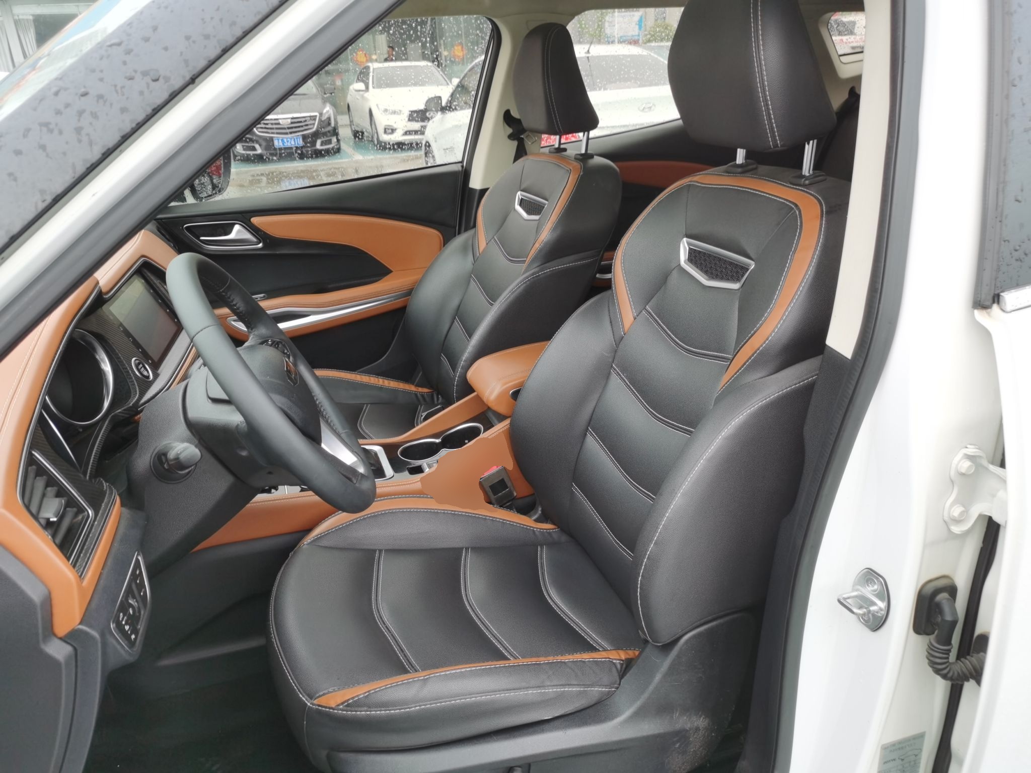 المقاعد الأمامية داخل السيارة