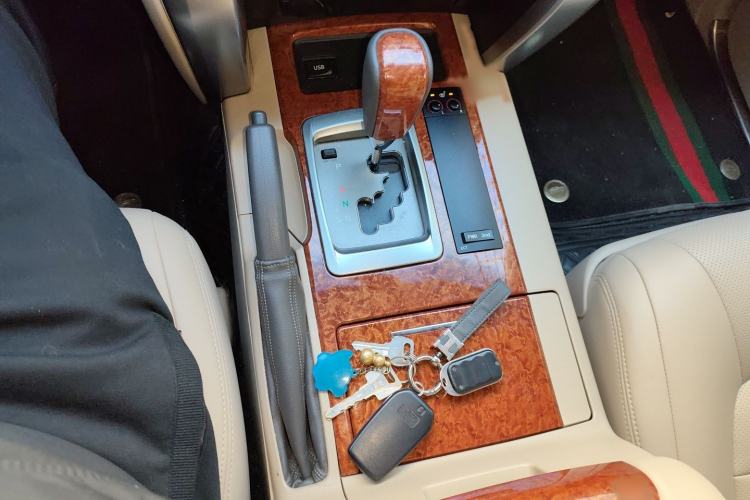 Used Toyota Land Cruiser 2012 4.0L Automatic VX Gear Lever