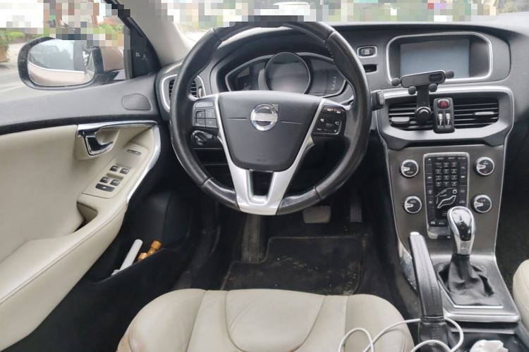 Used Volvo V40 2013 2.0T Zhiya Edition
