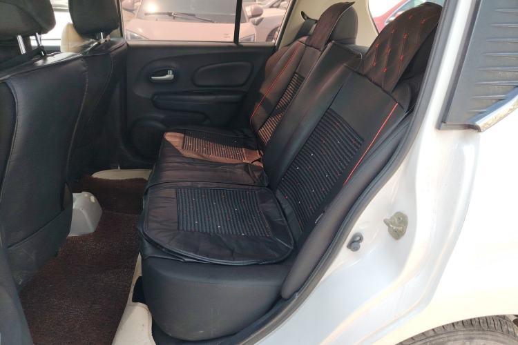 Used Venucia R50 2015 1.6L Manual Fashion Edition
