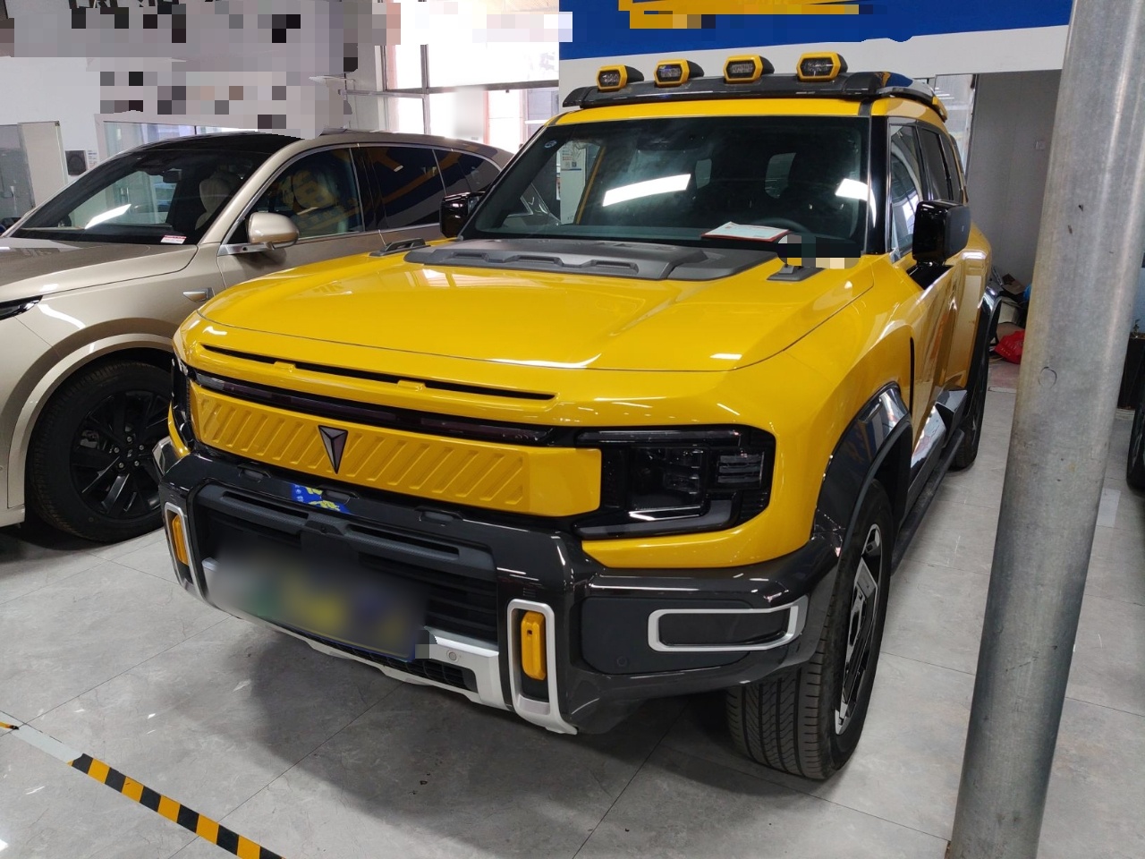 تحت مقدمة السيارة