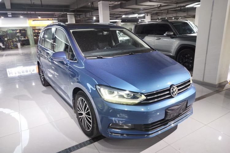 Used Volkswagen Touran 2018 Volkswagen Touran L 280TSI DSG Luxury Edition 7 Seats Front Right 45 Deg