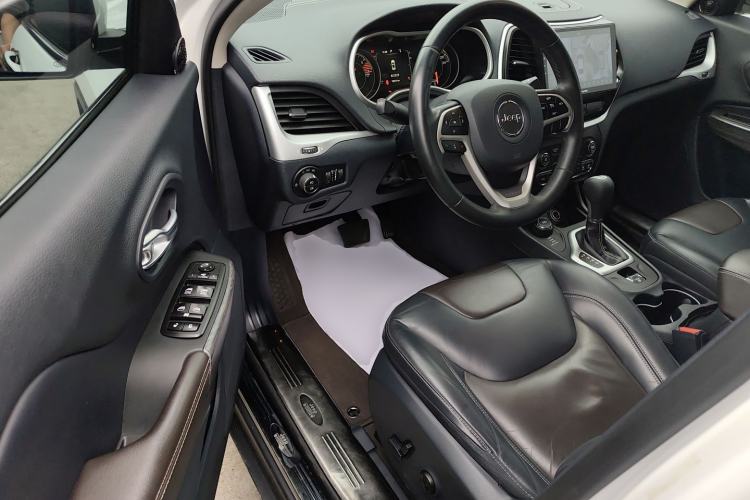 Used Jeep Cherokee 2016 2.4L Professional Edition
