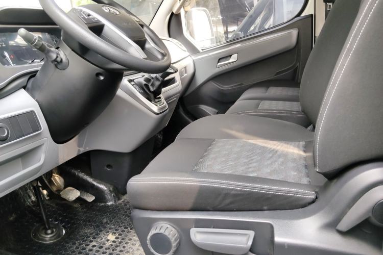 Used SAIC MAXUS Xintu V80 2024 Aotong Value Edition 6AMT Short Wheelbase Mid-Roof Model 127 Ps 5/6 Seats
