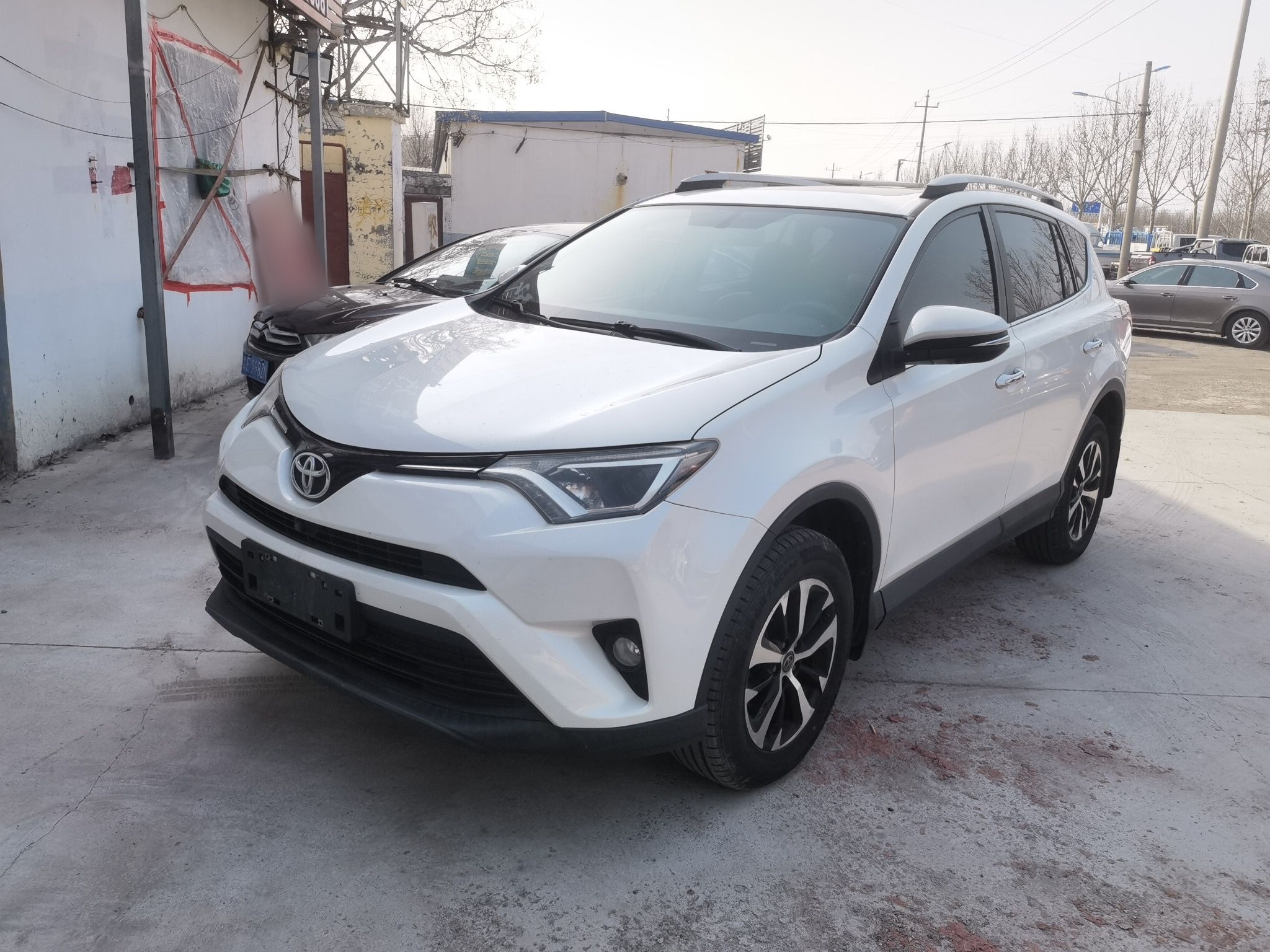 تحت مقدمة السيارة