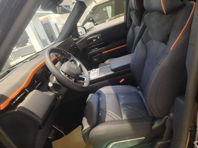 Used Zeekr 9X 2025 Moon Black Edition 70kWh — 14
