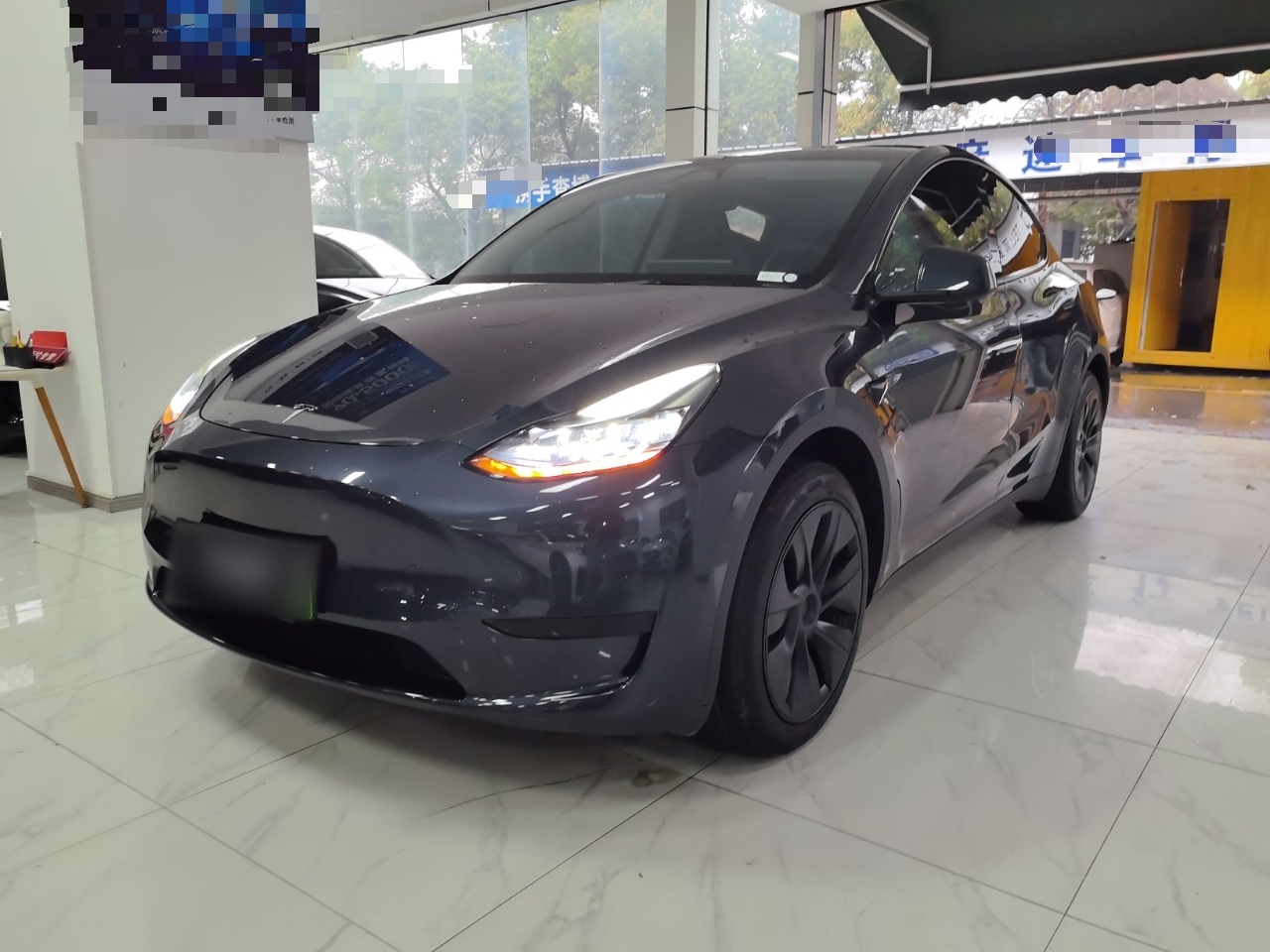 تحت مقدمة السيارة